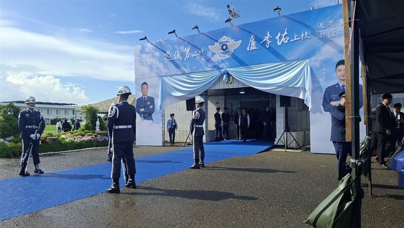 The entrance to a joint funeral service for Air Force colonels Kuo Chun-nan and Lu Chi-yu at the Air Force Academy in Kaohsiung on Wednesday. Photo courtesy of a member of the public