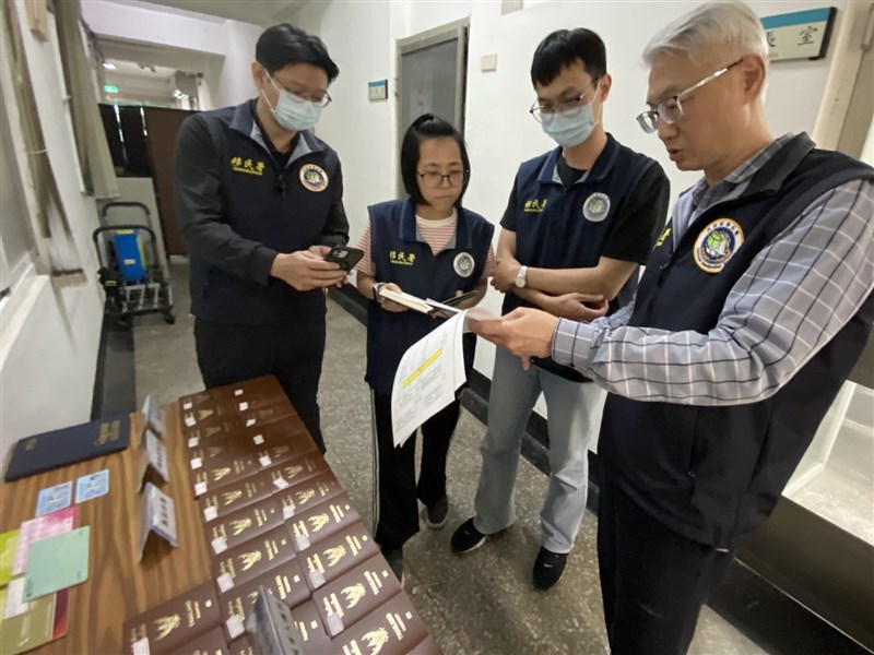 A task force from the National Immigration Agency (NIA) and Miaoli County police found 47 Thai passports held by a human trafficking ring. The passports are displayed at a press conference held by the NIA in Kaohsiung. (Photo courtesy of the NIA’s Kaohsiung Specialized Operation Brigade)