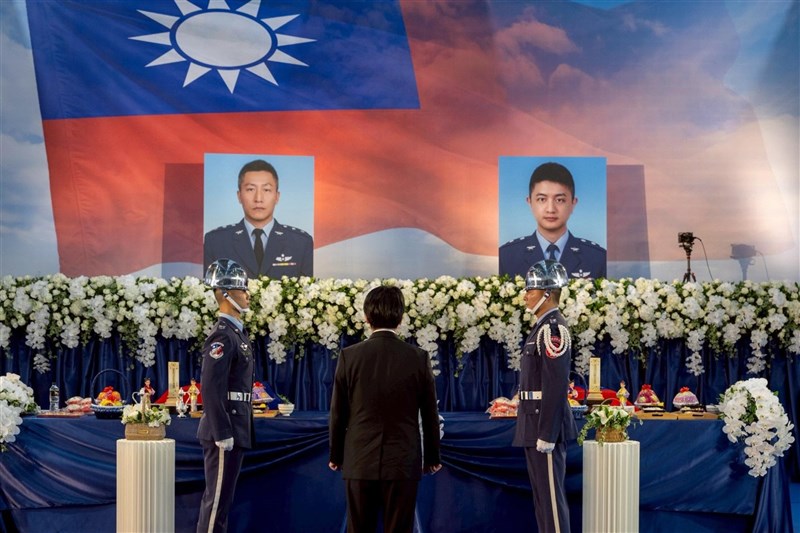 President Lai Ching-te (center front) stands before portraits of Air Force colonels Kuo Chun-nan and Lu Chi-yu displayed on a flower-draped stage during a joint funeral service for the officers at the Air Force Academy in Kaohsiung on Wednesday. Image taken from facebook.com/chingte