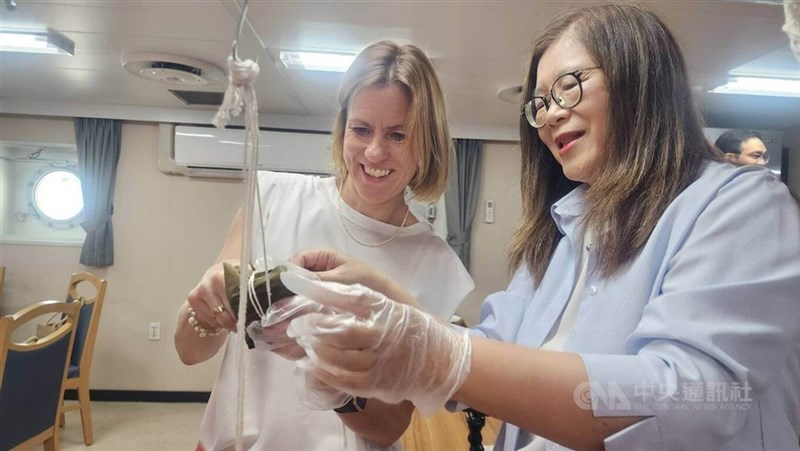 Ocean Affairs Council Minister Kuan Bi-ling (right) and United Kingdom Representative to Taiwan Ruth Bradley-Jones (left) make zongzi aboard the Coast Guard Administration's Yunlin patrol vessel on May 29. CNA photo June 18, 2026