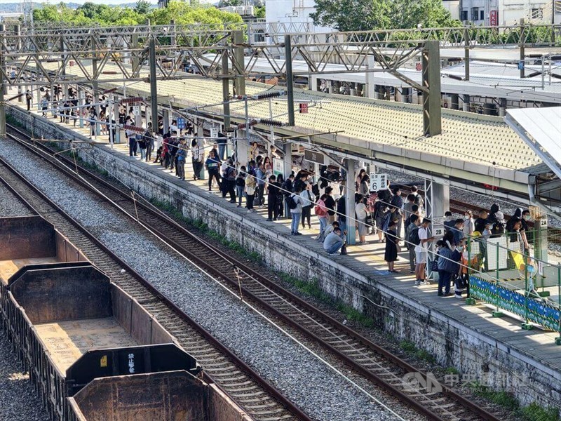 Commuters pack the platform at Miaoli Railway Station on Thursday. CNA photo June 18, 2026 