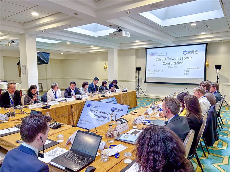Minister of Labor Hung Sun-han (back row, 5th from right) attend the 7th EU-Taiwan Labor Consultation Meeting  with the European Commission's Directorate-General for Employment, Social Affairs and Inclusion on Jun1 17 in Brussels. Photo courtesy of the Ministry of Labor