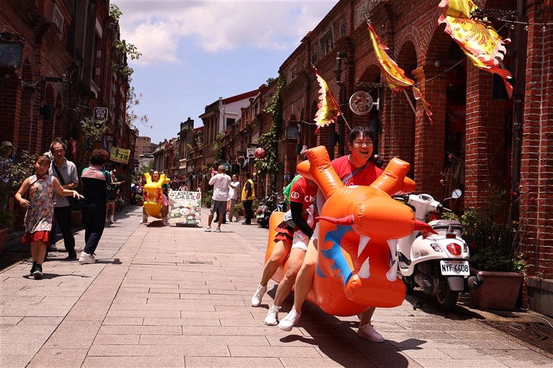 Participants race with an inflatable dragon boat at Sanxia Old Streets in New Taipei on Friday. CNA photo June 19, 2026