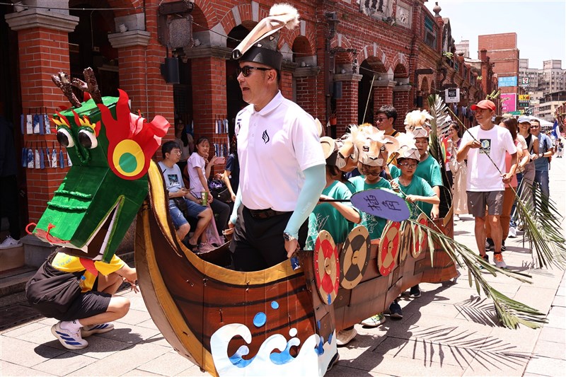 Students march with their hand-made dragon boat at Sanxia Old Streets in New Taipei on Friday. CNA photo June 19, 2026
