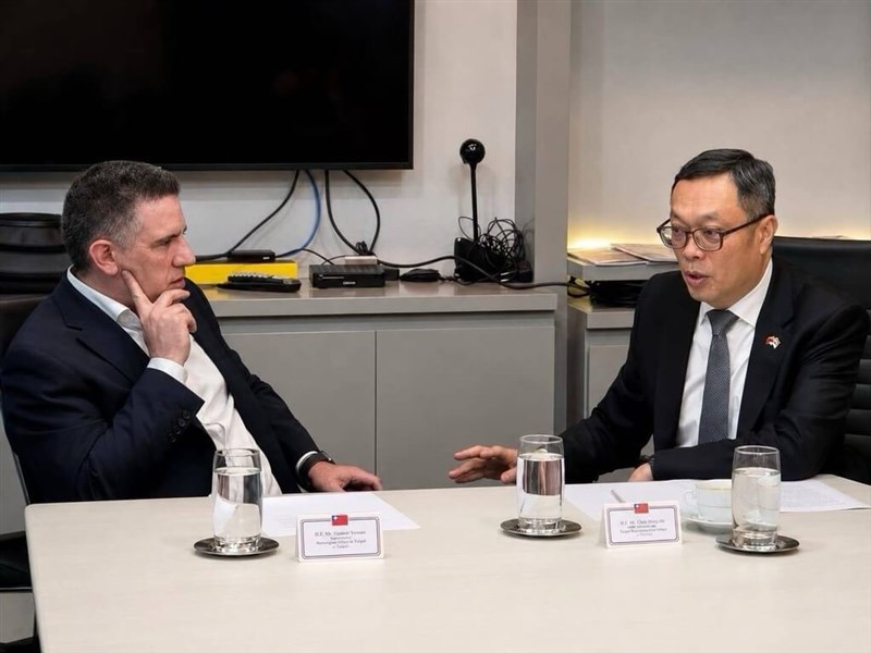 Deputy Foreign Minister Chen Ming-chi (right) meets with Paraguayan Minister of Information and Communication Technologies Gustavo Villate during a visit to Paraguay from June 14-19. Photo courtesy of MOFA