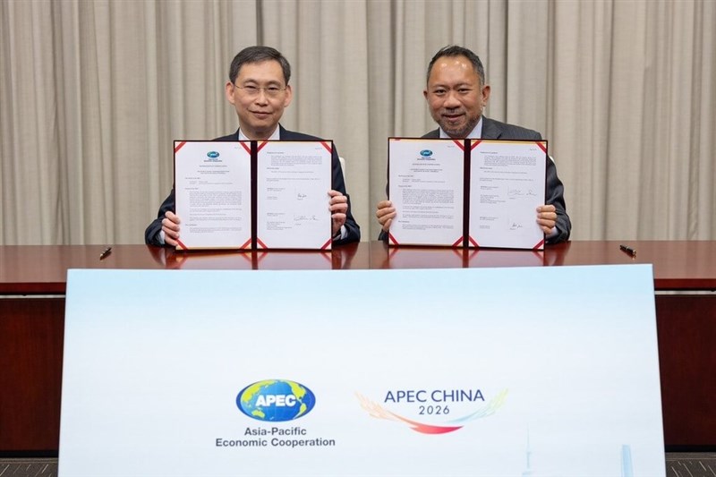 Taiwan's APEC senior official and head of the Ministry of Foreign Affairs' Department of International Organizations Jonathan Sun (left) and APEC Secretariat Executive Director Eduardo Pedrosa hold up a signed donation memorandum of understanding for a healthcare sub-fund at a meeting in May. Photo courtesy of Ministry of Foreign Affairs