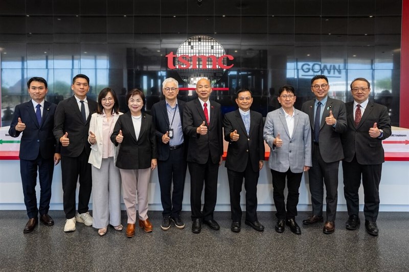 Legislative Speaker Han Kuo-yu (fifth right) visits Taiwan Semiconductor Manufacturing Co.'s campus in Arizona with a cross-party delegation of lawmakers on Monday. Photo courtesy of the Legislative Yuan