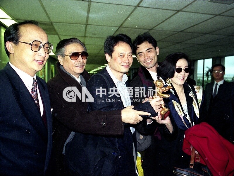 Taiwanese director Ang Lee (third left) shows up with the Golden Bear he won at the Berlin International Film Festival at Taoyuan International Airport in 1993. CNA file photo