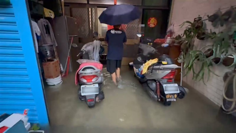 Floodwaters inundate a neighborhood in Neipu Township, Pingtung County, on Thursday. Photo courtesy of Pingtung county councilor Lee Shih-gan