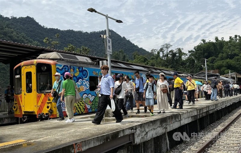 Passengers gather on a platform at Checheng Station on the Jiji railway line in Nantou County on Thursday. CNA photo June 25, 2026
