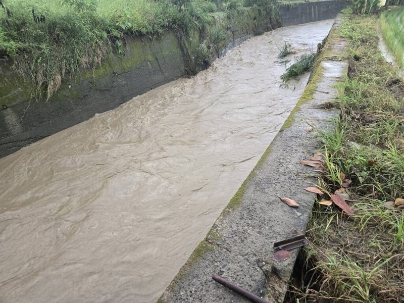 Floodwater rushes through a drainage ditch in Kaohsiung's Shanlin District on Thursday. Photo courtesy of Kaohsiung City Police Department's Qishan Precinct