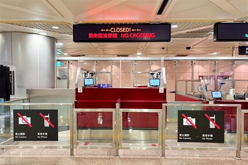 A customs counter at the Taoyuan International Airport warns users against the use of cameras and mobile devices. Photo courtesy of the National Immigration Agency's Border Affairs Corps