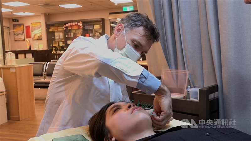 Marcin Zbylut performs cosmetic acupuncture on a patient at a clinic in New Taipei in mid-April. CNA photo June 29, 2026