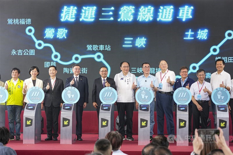 Premier Cho Jung-tai (fourth left), New Taipei Mayor Hou Yu-ih (fifth left), Democratic Progressive Party New Taipei mayoral candidate Su Chiao-hui (second left), and Kuomintang New Taipei mayoral candidate Lee Shu-chuan (fifth right) give a thumbs-up on stage at the opening ceremony for the New Taipei MRT Sanying Line on Tuesday. CNA photo June 30, 2026