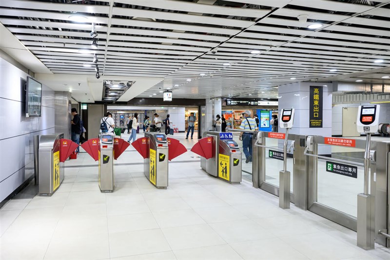 Newly opened ticket gates at the east exit of Taiwan High Speed Rail's Taipei Main Station, part of a long-sealed passageway reopened to ease congestion for non-reserved seating passengers. Photo courtesy of Taiwan High Speed Rail