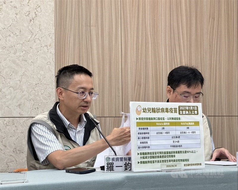 Centers for Disease Control Director-General Lo Yi-chun (left) speaks during a press conference in Taipei on Tuesday. CNA photo June 30, 2026