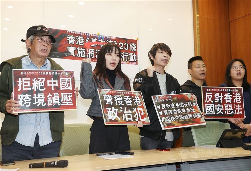 Lam Wing-kee (left) participates in a political press event on Hong Kong and its current government. CNA file photo