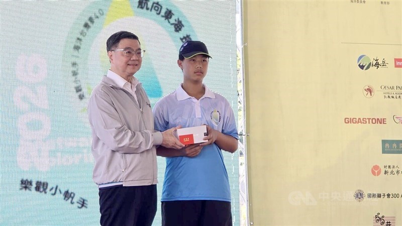 Premier Cho Jung-tai (left) presents sunglasses to a student from Yue-Ming Elementary and Junior High School at the departure ceremony at Suao Port in Yilan County on Friday, ahead of the students' voyage to Japan's Okinawa island chain. CNA photo July 3, 2026