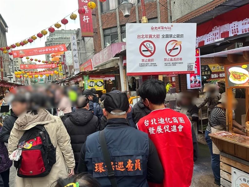 A volunteer working at Dihua Street's Lunar New Year event implores visitors to refrain from smoking in this undated photo for illustrative purposes. File photo courtesy of the Taipei City Government Department of Legal Affairs