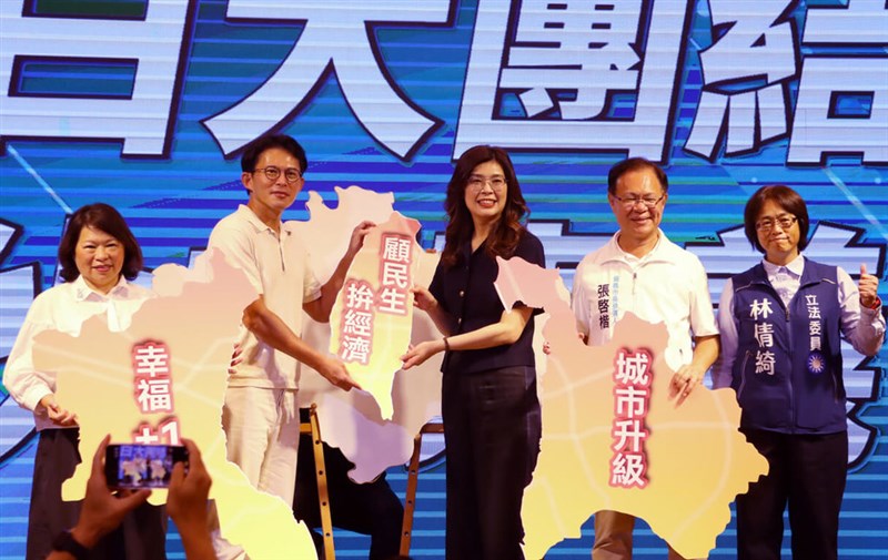 KMT Chairperson Cheng Li-wun (center) and TPP Chairman Huang Kuo-chang (second left) campaign for their parties' joint Chiayi mayoral candidate Chang Chi-kai (second right) on Saturday. Photo courtesy of a private contributor