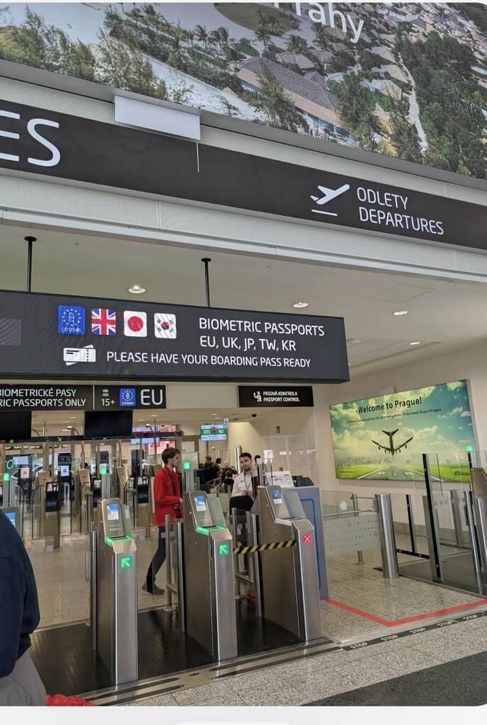 The Republic of China's (Taiwan) flag is noticeably absent from the eGate display at the Václav Havel Airport in Prague in this photo taken on July 2. Photo courtesy of a Taiwanese traveler