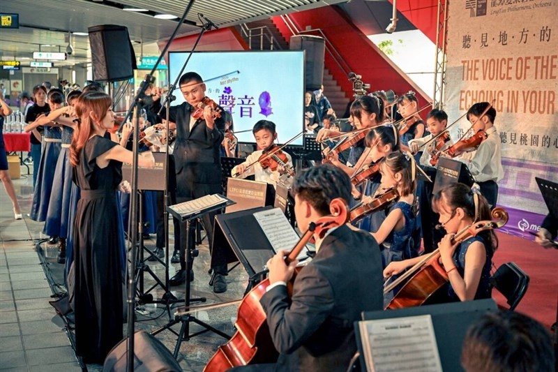 Musicians perform at a launch event for the Taoyuan Airport MRT line's new station arrival music program at a metro station on Monday. Photo courtesy of Taoyuan City government