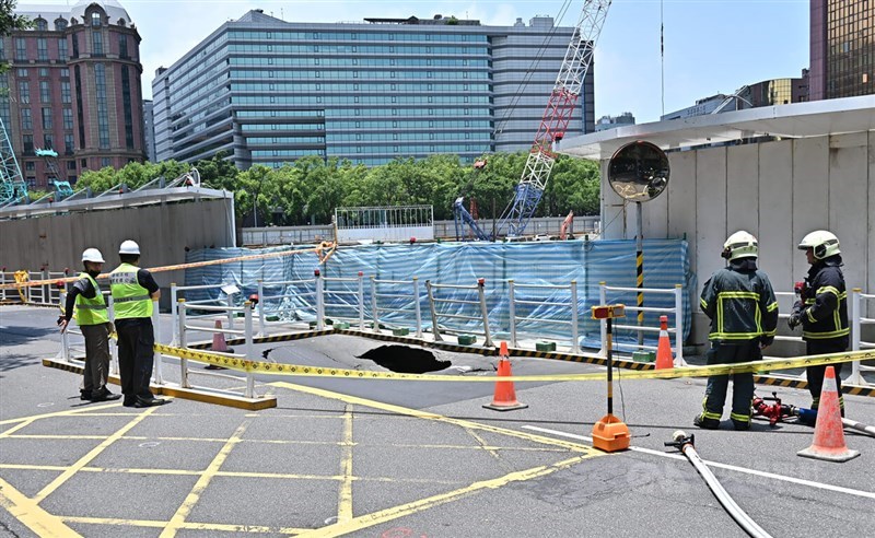 A road collapse forms a sinkhole next to the redevelopment site of Formosa Plastics Group's former headquarters in Taipei's Songshan District on Wednesday. CNA photo July 8, 2026