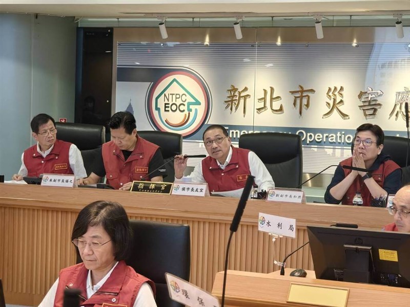 New Taipei Mayor Hou You-yi (second right) chairs a briefing at the New Taipei City Emergency Operations Center on Friday morning. Photo courtesy of the New Taipei Fire Department July 10, 2026