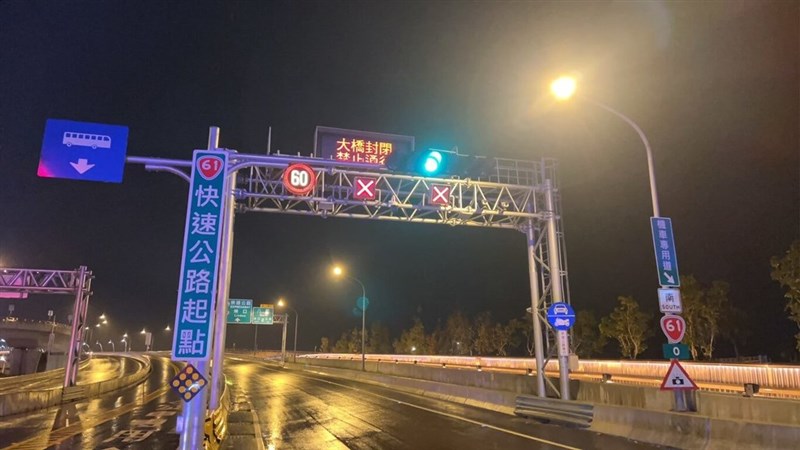 Light signals on the Danjiang Bridge on Friday indicate that the infrastructure is closed. Photo courtesy of the Highway Bureau