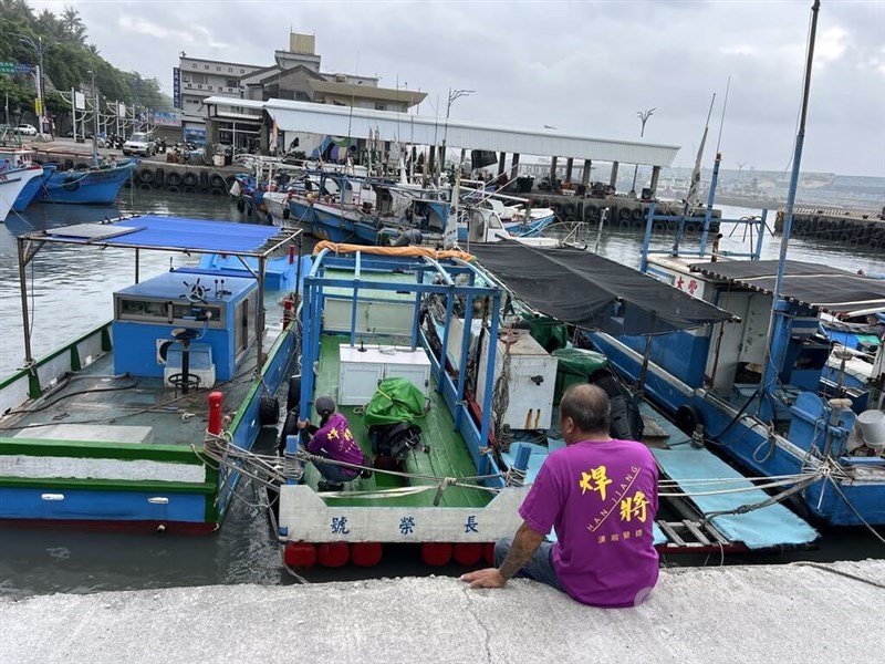 A fisherman in Taitung observe the county's fishing boats on Saturday. CNA photo July 11, 2026