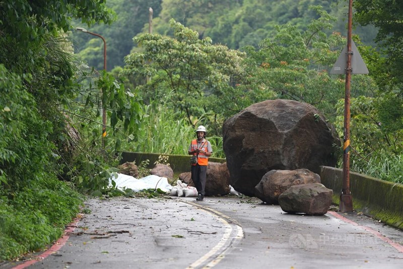 An official from Taipei's Public Works Department responds to a rockslide in Beitou on Sunday. CNA photo July 12, 2026