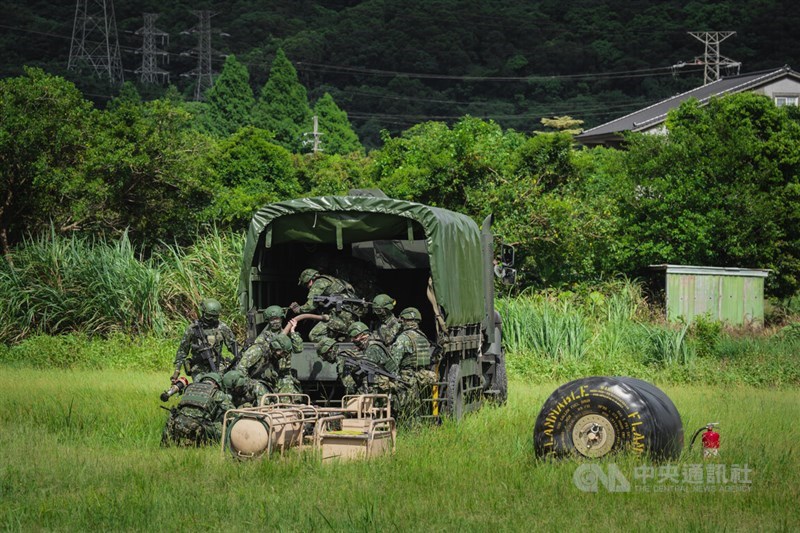 Army ground troops take over a 500-gallon aviation fuel bladder delivered by sling load at a resupply point in Daxi District, Taoyuan, on Tuesday as part of Taiwan's Joint Defense Exercises. CNA photo July 14, 2026