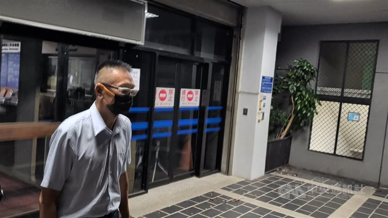 The general manager of Central Union Oil Corp., Yu Ling-chung, walks out of the Taichung District Prosecutors Office on July 11 after making bail. CNA file photo