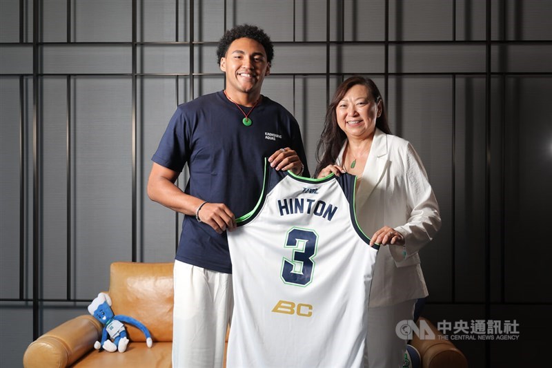 Kaohsiung Aquas first overall draft pick Adam Hinton (left) and his mother Tsang Chen-cho hold up a jersey during a CNA interview in Taipei on Friday. CNA photo July 17, 2026