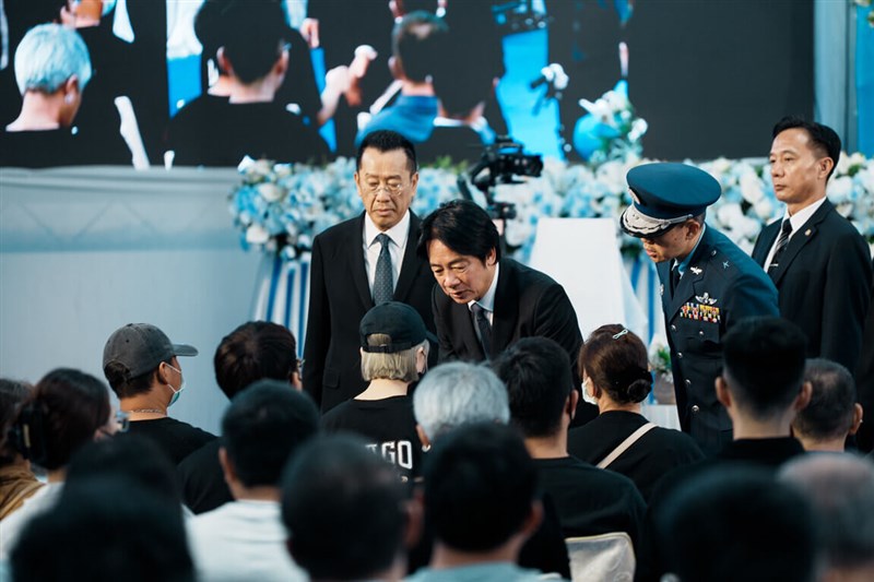 President Lai Ching-te (second left) pays his respects to the family members of Air Force pilot Hsin Po-yi on Sunday, accompanied by Defense Minister Wellington Koo (left). Photo courtesy of the Presidential Office