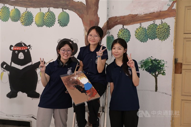 Students from Pin Hwa High School in Klang, Malaysia, pose in front of a mural incorporating cultural elements from Taiwan and Malaysia on July 18. CNA file photo