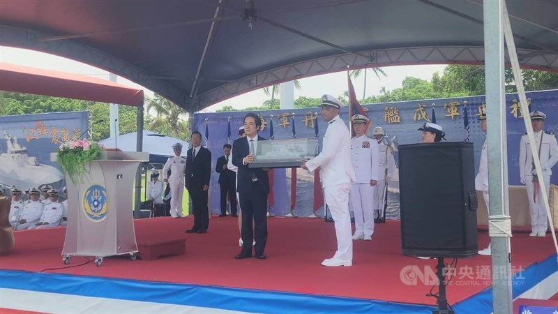 President Lai Ching-te (front left) receives the miniature model of a Navy vessel in Kaohsiung during an officiation to commission a Navy corvette. CNA photo July 24, 2026