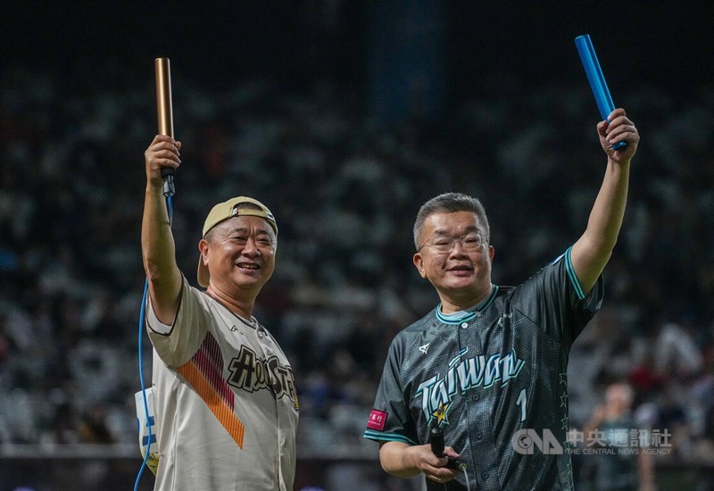 Democratic Progressive Party legislative caucus leader Tsai Chi-chang (right) poses with an influencer during the 2026 CPBL All-Star Game at the Taipei Dome on July 18. CNA photo July 18, 2026  