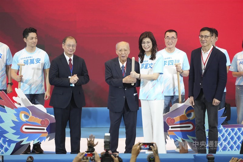 Former KMT Chairman Wu Poh-hsiung (front center) hands a drumstick to Cheng (third right) at the ceremony in Taipei on Saturday, symbolizing inheritance and coalition. CNA photo July 25, 2026 