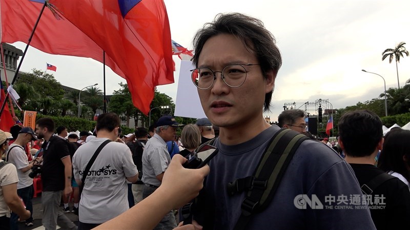 A rally participant surnamed Lin shares his views on the responsibility of the central and local governments for the tainted cooking oil scandal during a protest in Taipei on Saturday. CNA photo July 25, 2026