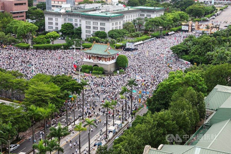 People gather on Ketagalan Boulevard in front of the Presidential Office in Taipei on Saturday to call for food safety. CNA photo July 25, 2026