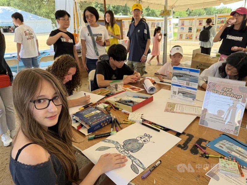 Children attending the World Children's Festival in Washington, D.C. on Saturday draw pictures at the Taiwan pavilion. CNA photo July 25, 2026