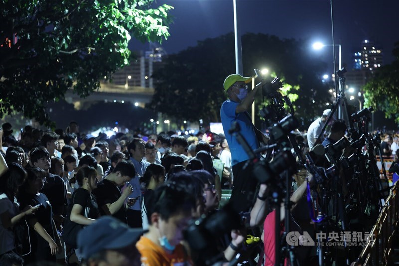 2026 Taipei Summer Festival attendees set up their phones and cameras at Taipei's Yanping Riverside Park to capture the opening show of the annual celebration. CNA photo July 25, 2026