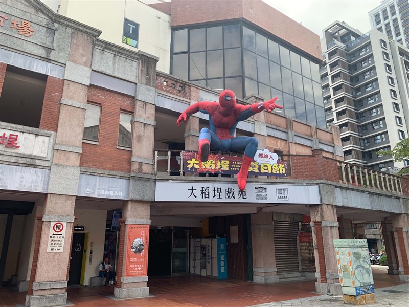 A large balloon figurine of Spider-Man is located on the building of Dihua Street's Dadaocheng Theater and Market. Photo courtesy of SInn Tan
