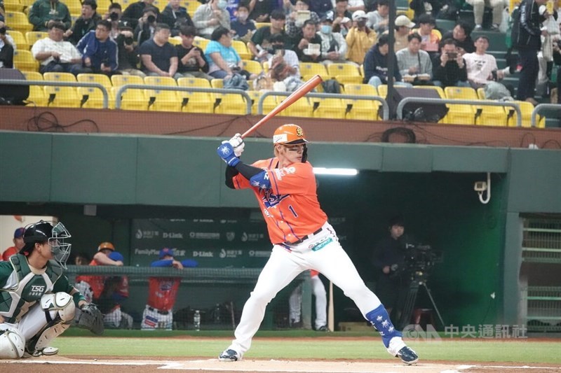Veteran Taiwanese baseball player Yang Dai-Kang bats for Japan's Oisix Niigata Albirex Baseball Club in this CNA file photo