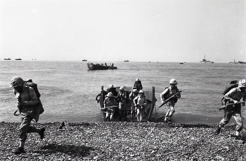 Soldiers conduct an amphibious landing during the 1960 Blue Star joint Taiwan-U.S. military exercise. Image taken from the Military News Agency's Facebook