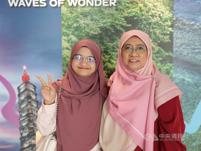Malaysian student Nurul Amirah Syahirah (left), who is headed to Taiwan to pursue a master's degree in psychology, poses with a family member at a pre-departure briefing in Kuala Lumpur on Sunday. CNA photo July 29, 2026