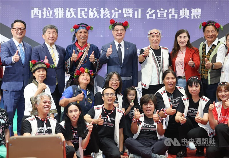 Premier Cho Jung-tai (back center), Minister Without Portfolio Chen Shih-chung (back second left), and Council of Indigenous Peoples Minister Ljaucu Zingrur (back right) pose for a group photo with Siraya community members at a ceremony marking the tribe's official recognition at the Executive Yuan in Taipei on Thursday. CNA photo July 30, 2026