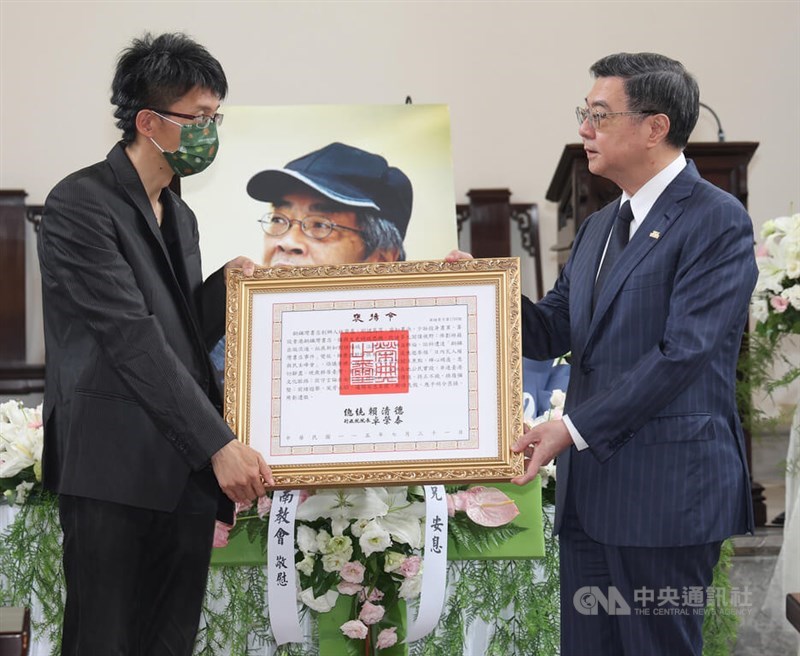 Lam's son accepts President Lai Ching-te's citation to his father from Premier Cho Jung-tai on Friday. CNA photo July 31, 2026