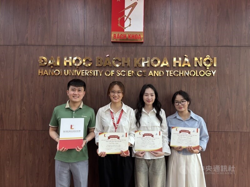 Vietnamese students display their certificate from the Taiwanese Business Scholarship Foundation in Vietnam. CNA photo June 18, 2026